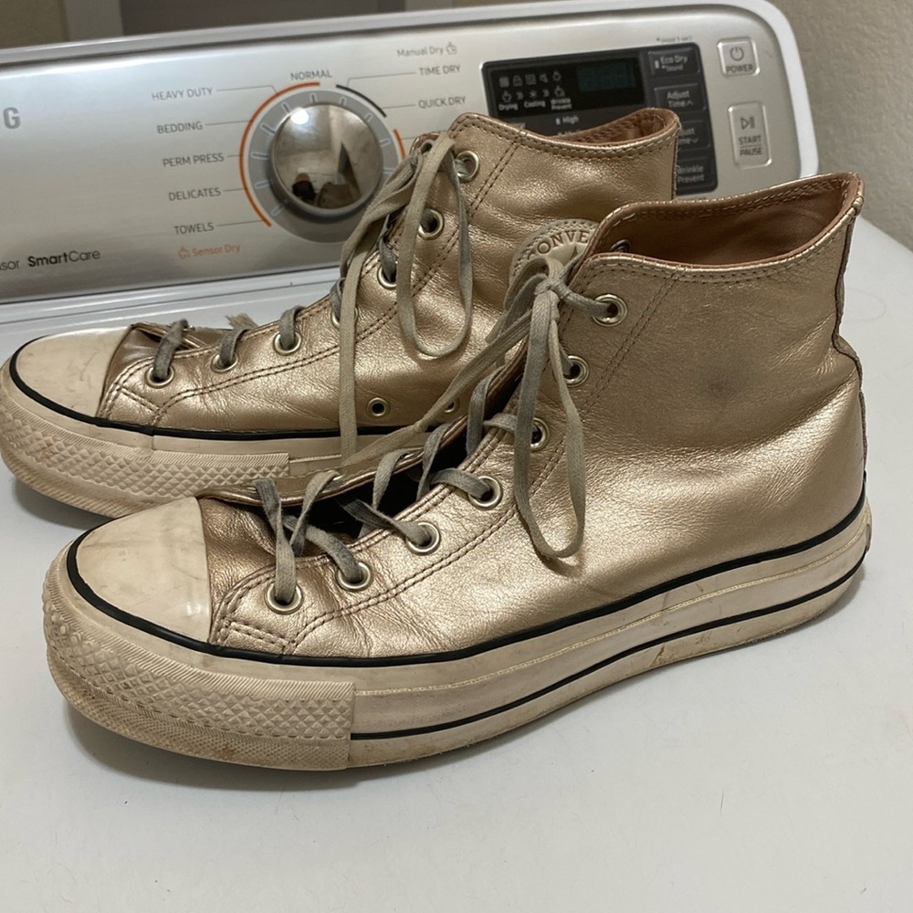 Rose gold bronze converse platform US 9.5 women’s. Slightly worn good condition